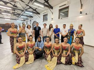 Direktur PT Sido Muncul Tbk Irwan Hidayat bersama pemain wayang orang, saat pentas ke-12 Wayang on the Street di Oudetrap Theatre Kota Lama Semarang, Kota Semarang, Jawa Tengah, Jumat (8/9) malam.