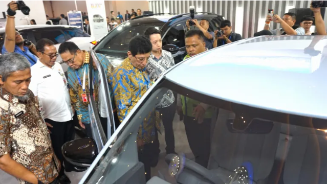 Perwakilan Kementerian Perindustrian serta Pemda Jawa Tengah melihat secara langsung Air ev Lite yang ditampilkan di booth Wuling di GIIAS Semarang 2023