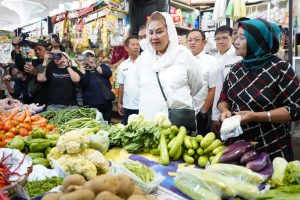 Wali Kota Semarang, Hevearita Gunaryanti Rahayu saat meninjau ketersediaan bahan pokok di Pasar Jatingaleh, Rabu (20/12).