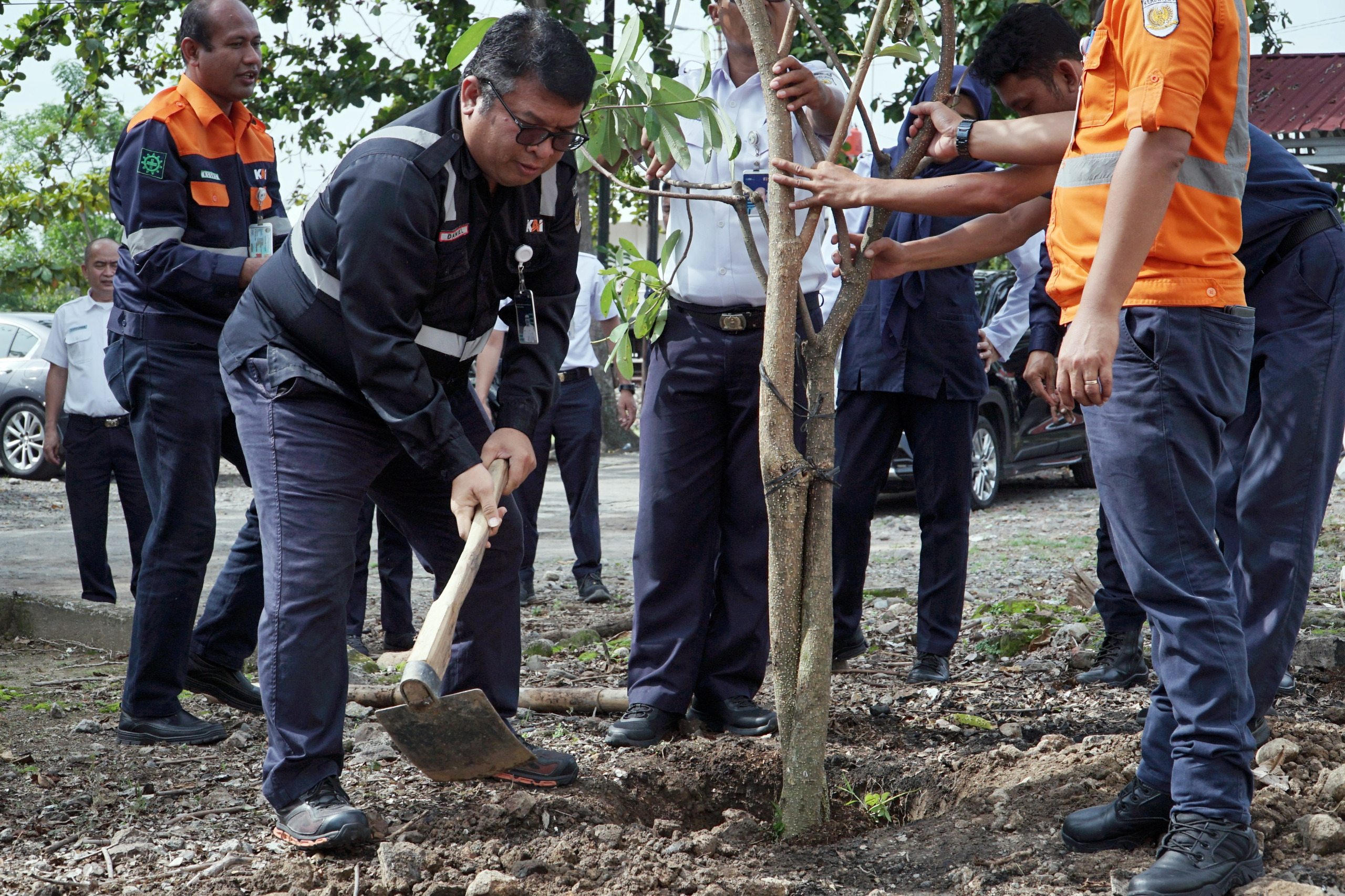 Kurangi Pemanasan Global Kai Daop Semarang Tanam Pohon Dan Hijaukan