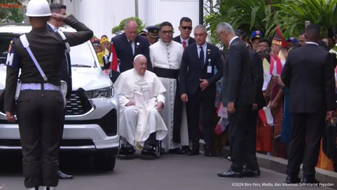 paus_fransiskus_tiba_di_istana_merdeka_untuk_bertemu_jokowi_fot_840x576-696x392